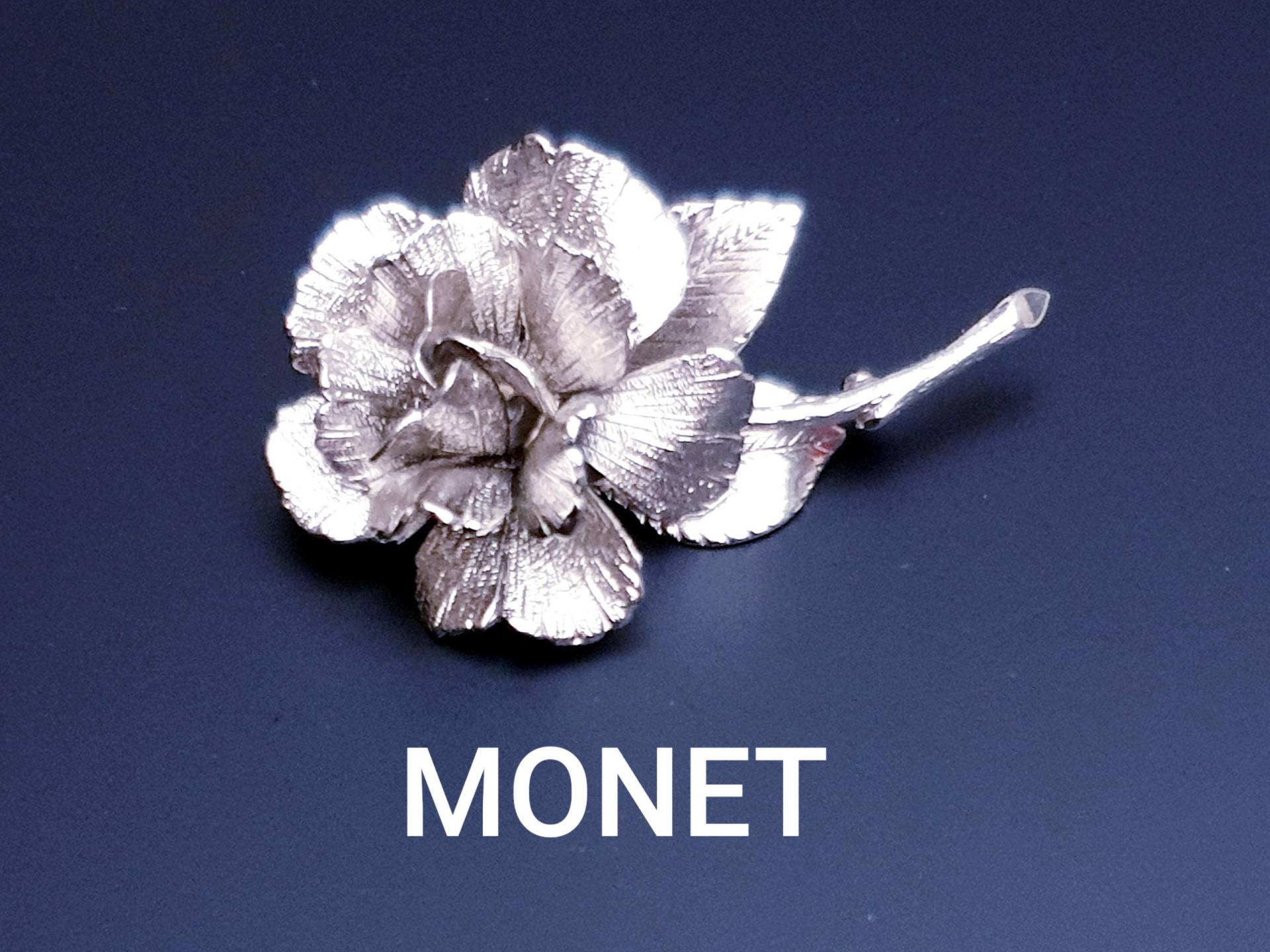 Monet Vintage Voluminöse Silberfarbene Rosenbrosche. Strukturiert, Rhodiniert. Signiert Von Monet von BestAntiqueBoutique