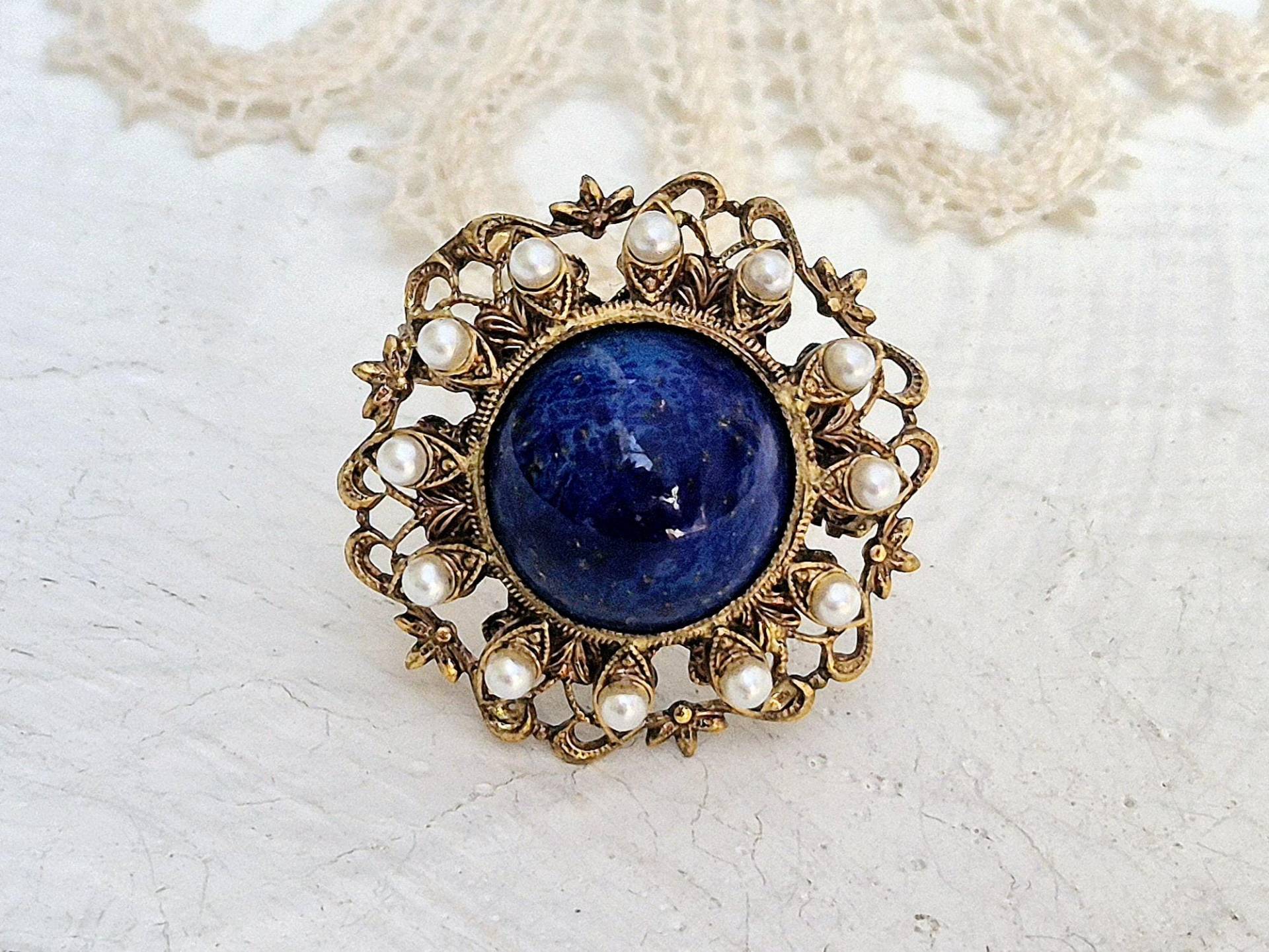 Neugablonz Vintage Filigree Tombak | Rotmessing Brosche Mit Faux Lapis Lazuli Cabochon Und Faux-Saatperlen. West Deutschland 1970Er Jahre von BestAntiqueBoutique