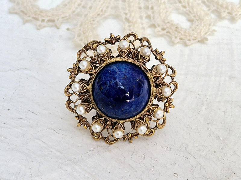 Neugablonz Vintage Filigree Tombak | Rotmessing Brosche Mit Faux Lapis Lazuli Cabochon Und Faux-Saatperlen. West Deutschland 1970Er Jahre von BestAntiqueBoutique
