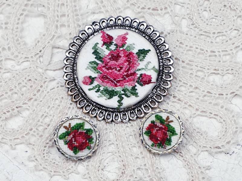 Petit Point Vintage Brosche Und Passende Ohrclips. Gestickt Schmuck Set. Silberfarbene Filigrane Einstellung von BestAntiqueBoutique