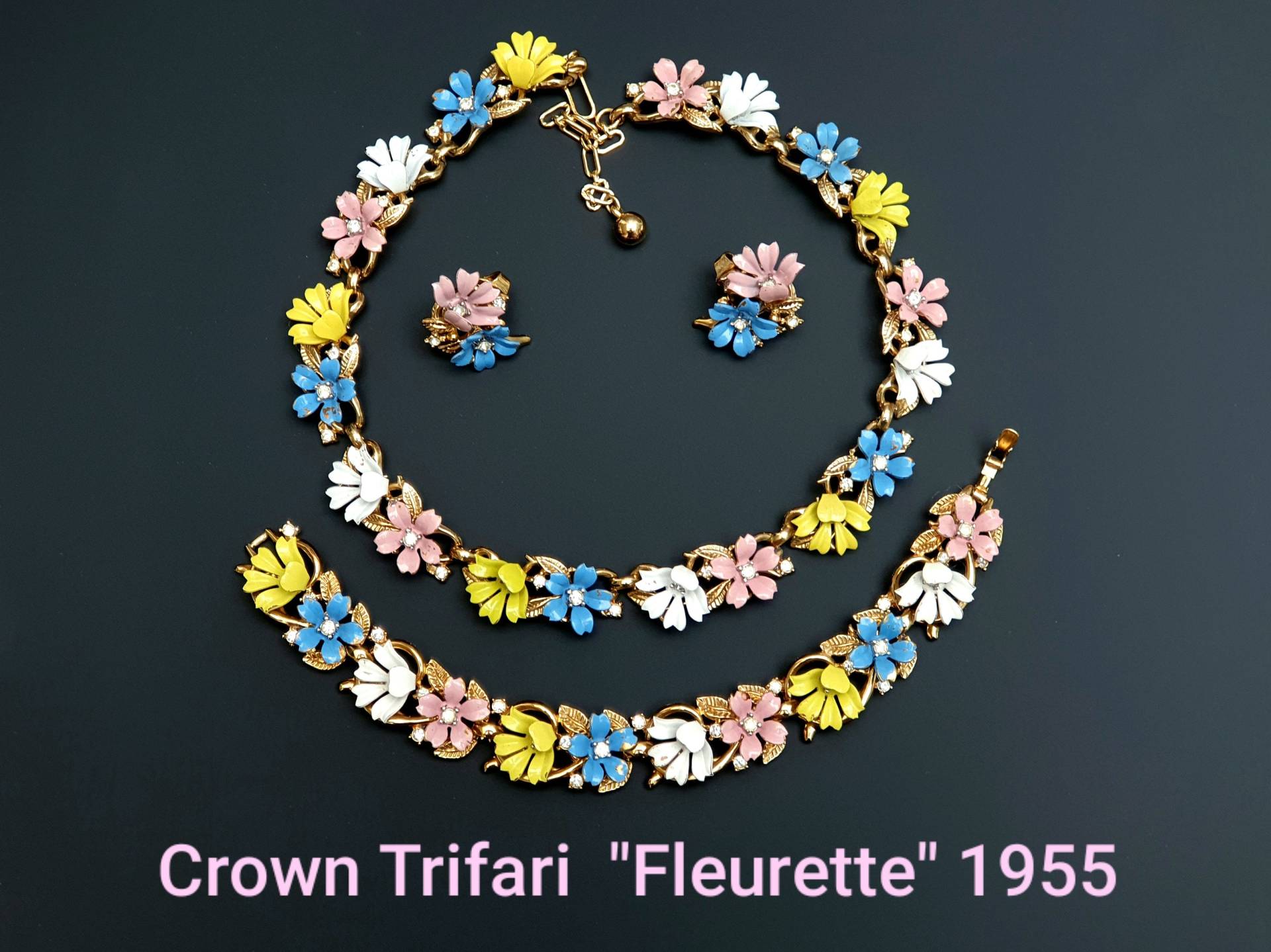 Rare Krone Trifari "Fleurette" 1955 Vintage Pastell Emaille Blumenschmuck." Kette, Armband, Ohrclips Im Set. Buchstück von BestAntiqueBoutique