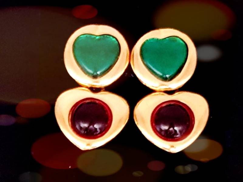 Reizende Vintage Herz Form Ohrclips Mit Rubin Rot Und Smaragd Grün Gripoix Glas Stil Cabochons in Gold Ton von BestAntiqueBoutique