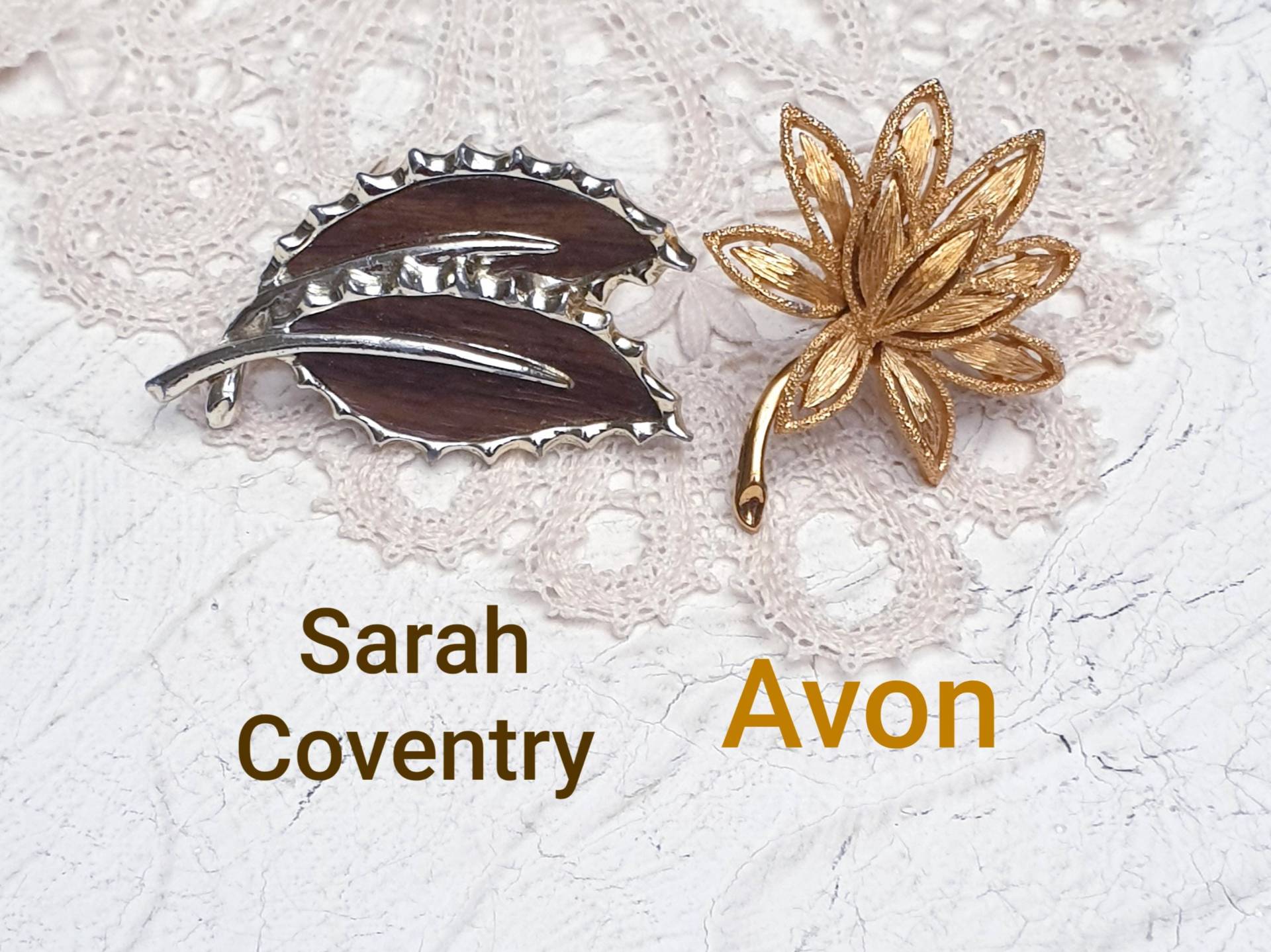 Sarah Coventry, Avon Lot Von Zwei Vintage Blatt Förmigen Broschen. Signiert von BestAntiqueBoutique