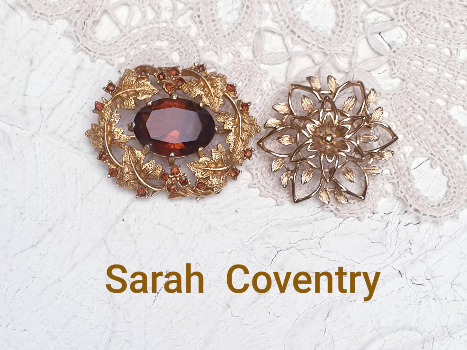 Sarah Coventry Lot Von Zwei Vintage Blumenbroschen. Goldfarbenes Metall, Rauchtopas-Kristallsteine. Signiert Sarahcov von BestAntiqueBoutique