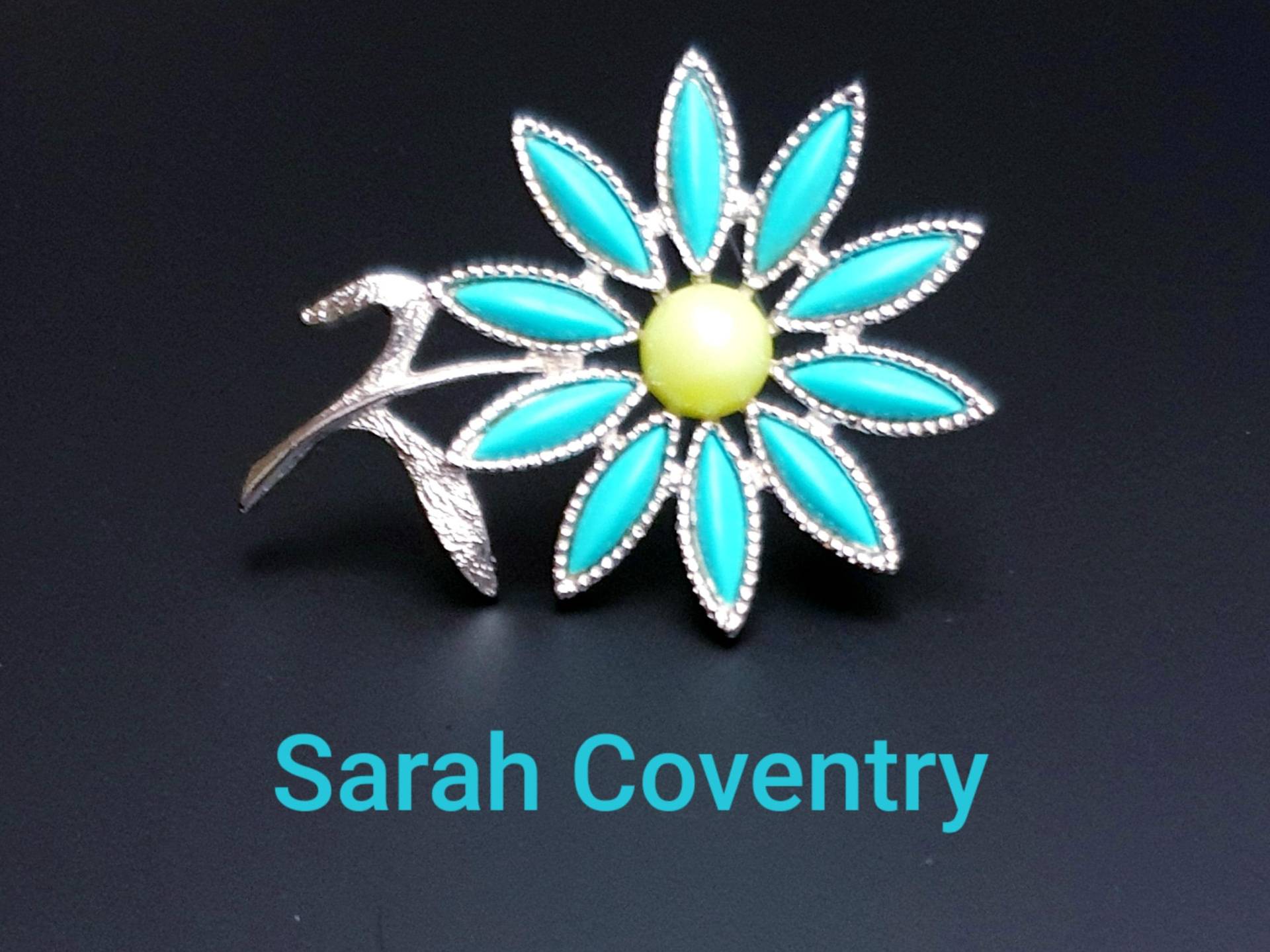 Sarah Coventry Vintage Daisy Brosche Aus Silberfarbenem Metall Mit Türkis Und Lime Farben Kunststoff Cabochons. Signiert Sarahcov von BestAntiqueBoutique