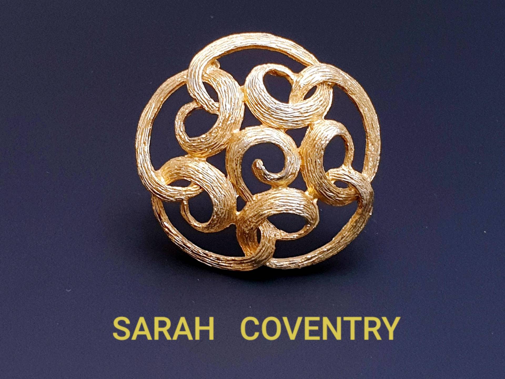 Sarah Coventry Vintage Große Runde Openwork Swirl Brosche in Gold Ton von BestAntiqueBoutique