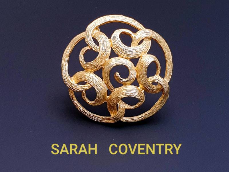 Sarah Coventry Vintage Große Runde Openwork Swirl Brosche in Gold Ton von BestAntiqueBoutique
