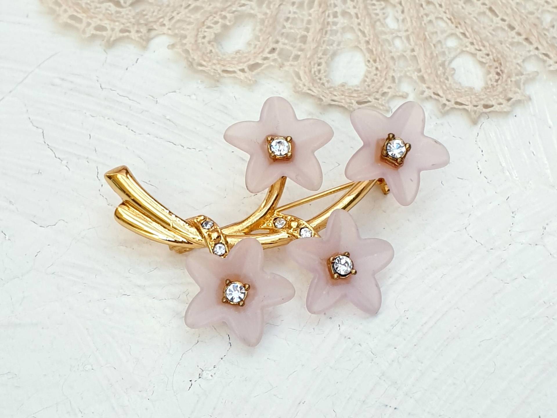 Schöne Vintage Blumenstrauß Brosche in Gold-Ton Mit Zartrosa Lucite Blüten Und Klaren Strasssteinen von BestAntiqueBoutique