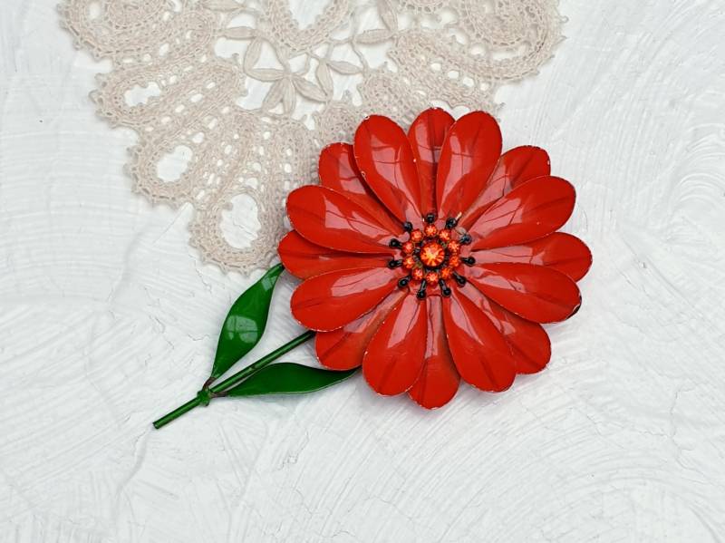 Schöne Vintage Extra Große Blume Auf Stiel Brosche Mit Roter Und Grüner Emaille Roten Strasssteinen. 1960Er Jahre Blumenbrosche von BestAntiqueBoutique