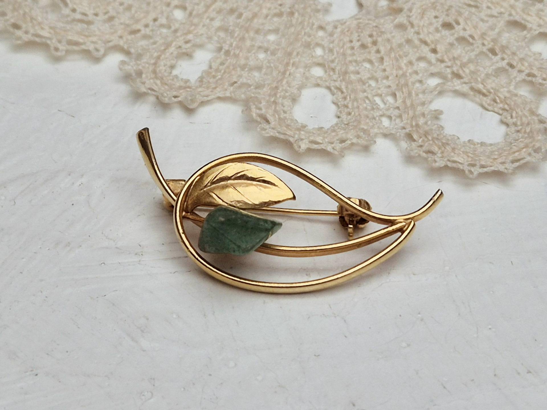 Schöne Vintage Gold Ton Blattförmige Brosche Mit Jade Stein. West Deutschland 1970Er Jahre von BestAntiqueBoutique