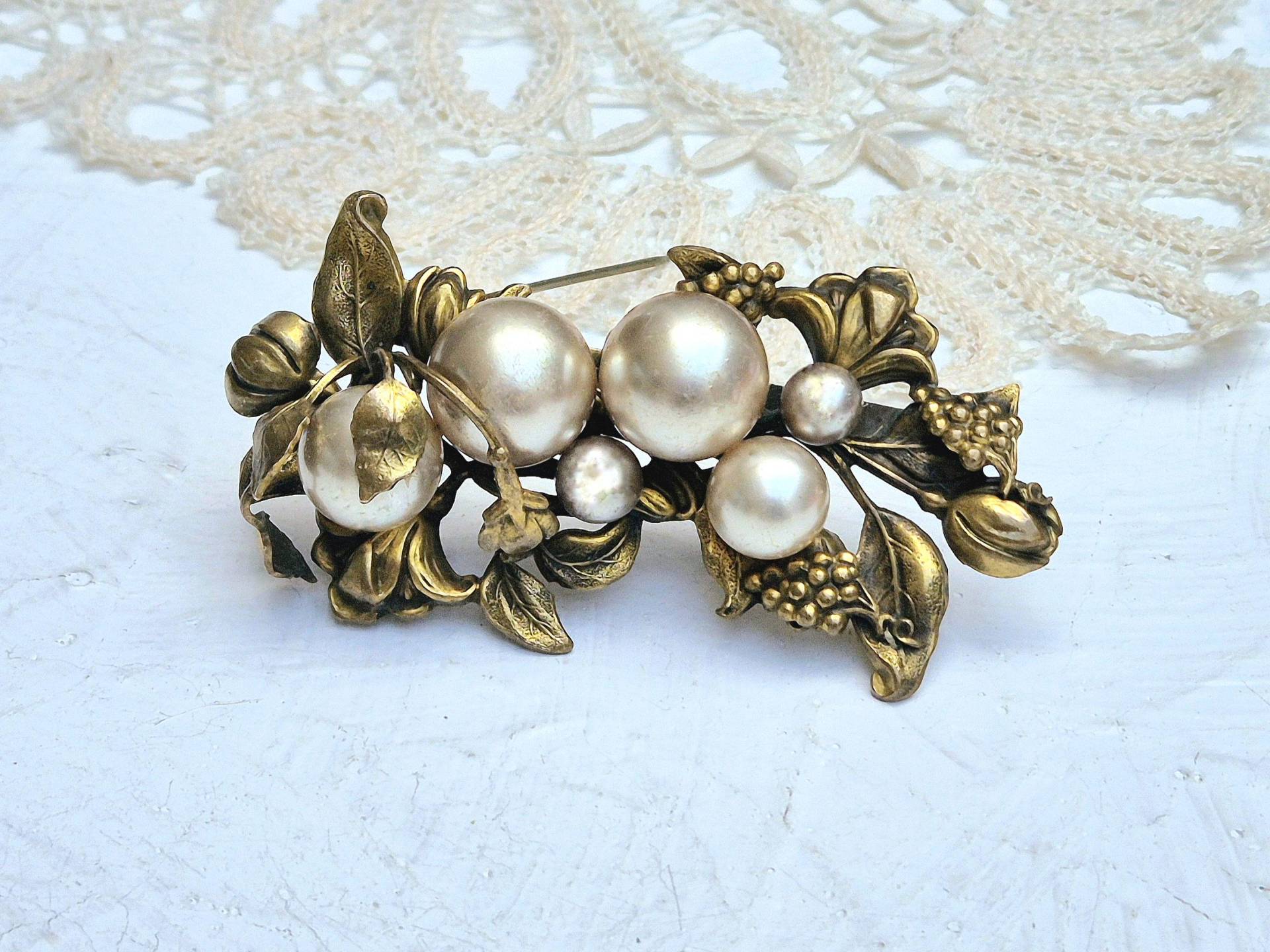 Schöne Vintage Messing Brosche Mit Großen Faux-Perlen von BestAntiqueBoutique