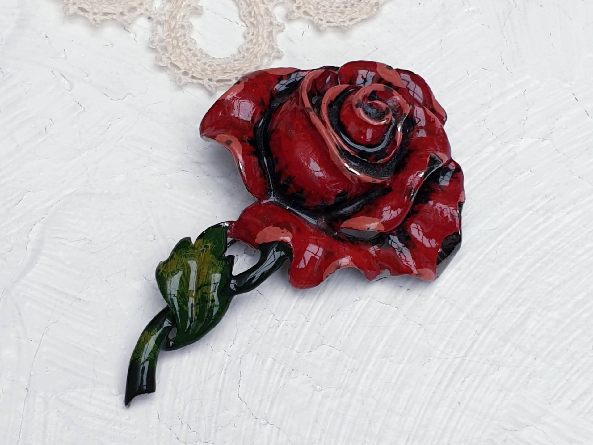 Schöne Vintage Rose Auf Stiel Brosche Mit Roter Und Grüner Emaille von BestAntiqueBoutique