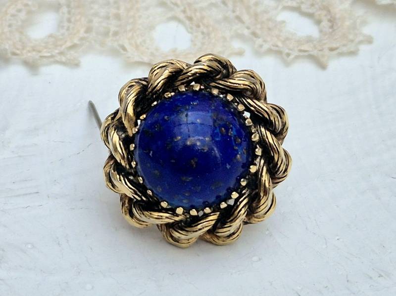 Vintage Runde Messing Brosche Mit Faux Lapis Lazuli Cabochon. Neugablonz, West Germany 1970Er Jahre von BestAntiqueBoutique