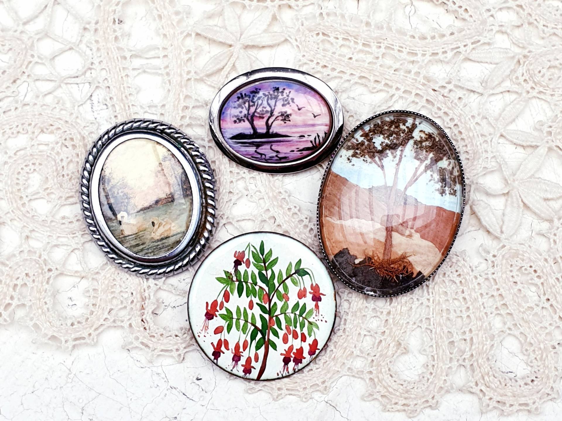 Vier Vintage Broschen. Landschaften, Vögel, Blumen. Lot Von Broschen in Verschiedenen Arten Malerei von BestAntiqueBoutique