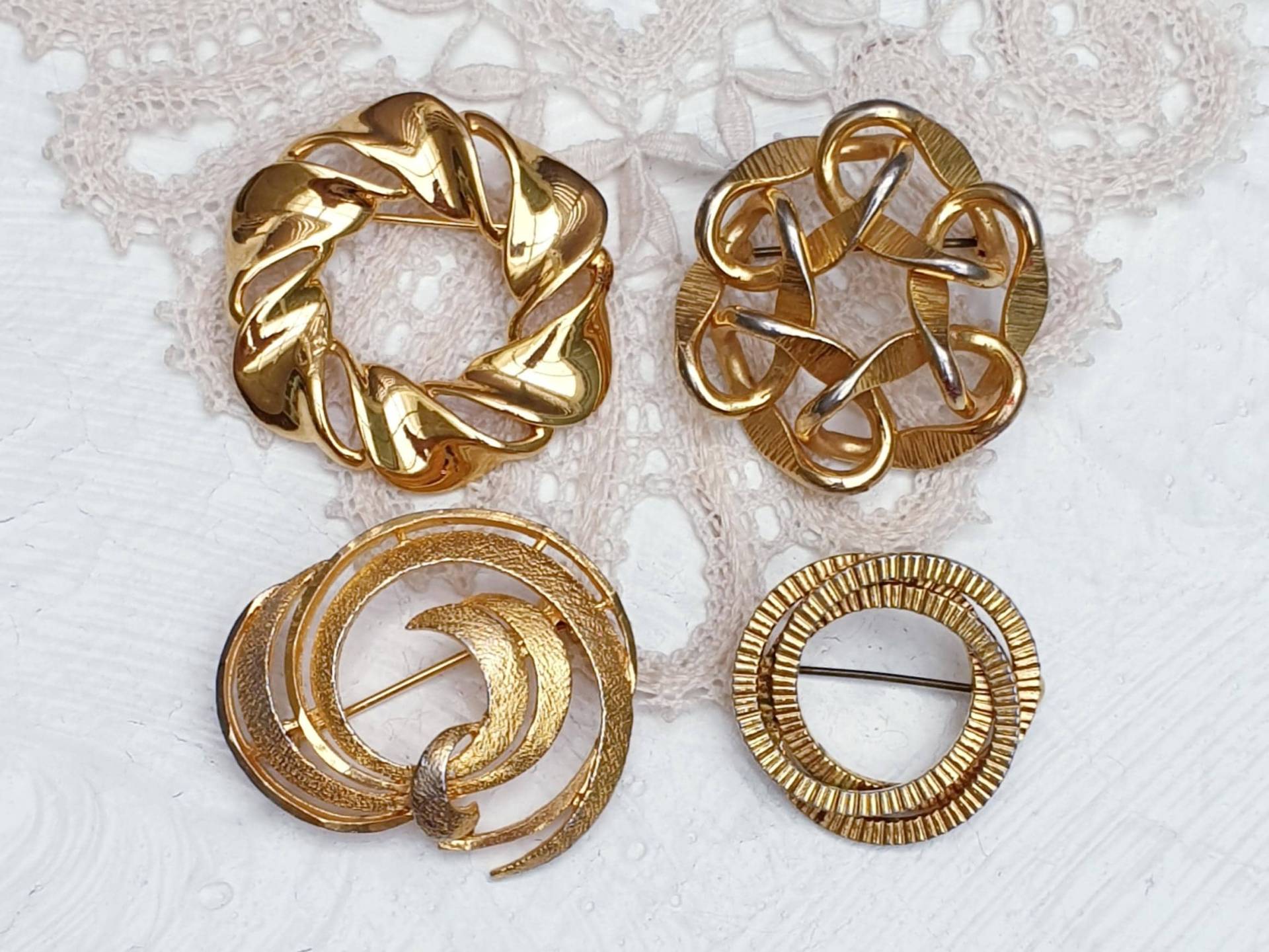 Vier Vintage Goldfarbene Kranzbroschen. Schmuck Lot von BestAntiqueBoutique