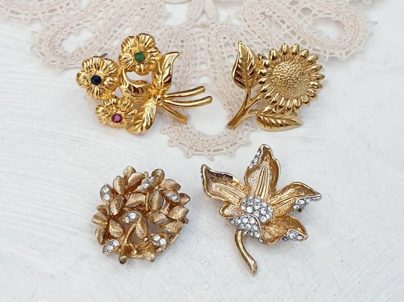 Vier Vintage Kleine Blumen Broschen in Gold Ton Mit Strass. Schmuck Lot von BestAntiqueBoutique