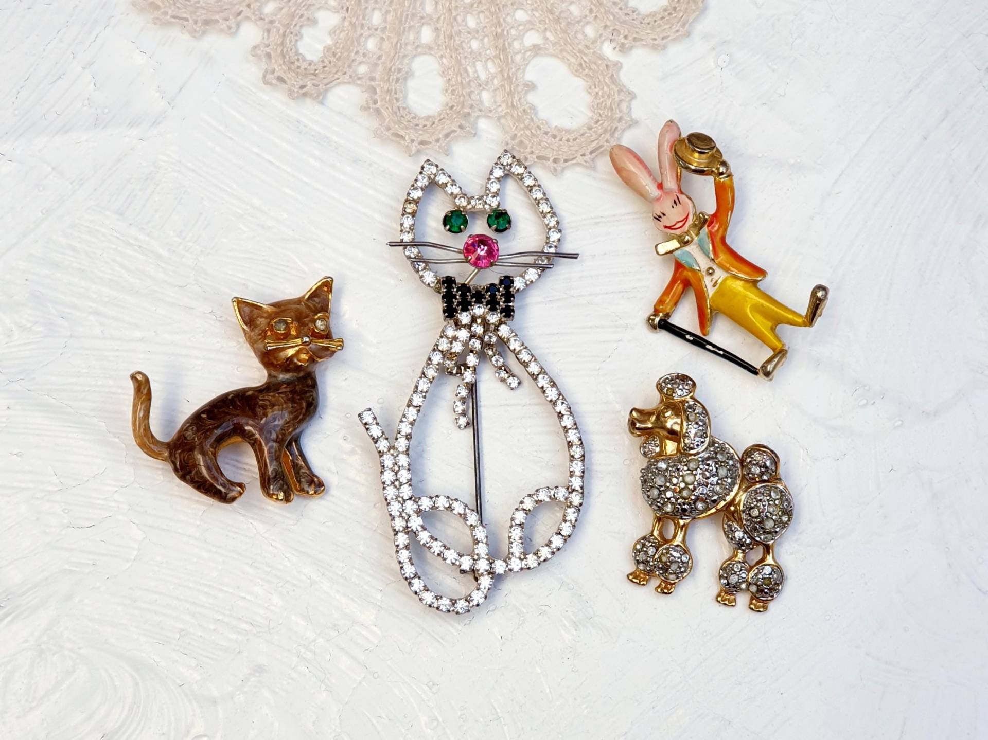 Vier Vintage Tierbroschen. Katzen, Pudel, Hase Broschen. Schmuck Lot von BestAntiqueBoutique