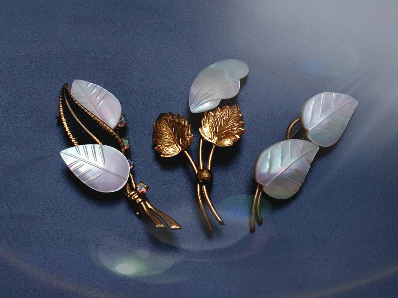Vintage Blatt Broschen in Gold Ton Mit Perlmutt. Lot Von Drei Broschen. Handgeschnitzt von BestAntiqueBoutique