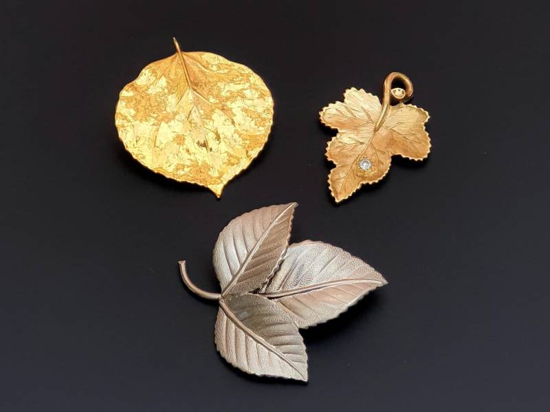 Vintage Blattförmige Schmuck Lot. Zwei Blätter Broschen Und Blatt Anhänger von BestAntiqueBoutique