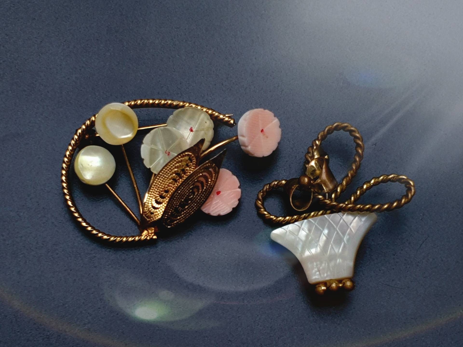 Vintage Blumen Broschen in Gold Ton Mit Perlmutt. Lot Von Zwei Broschen. Blumenkorb, Blumengesteck von BestAntiqueBoutique