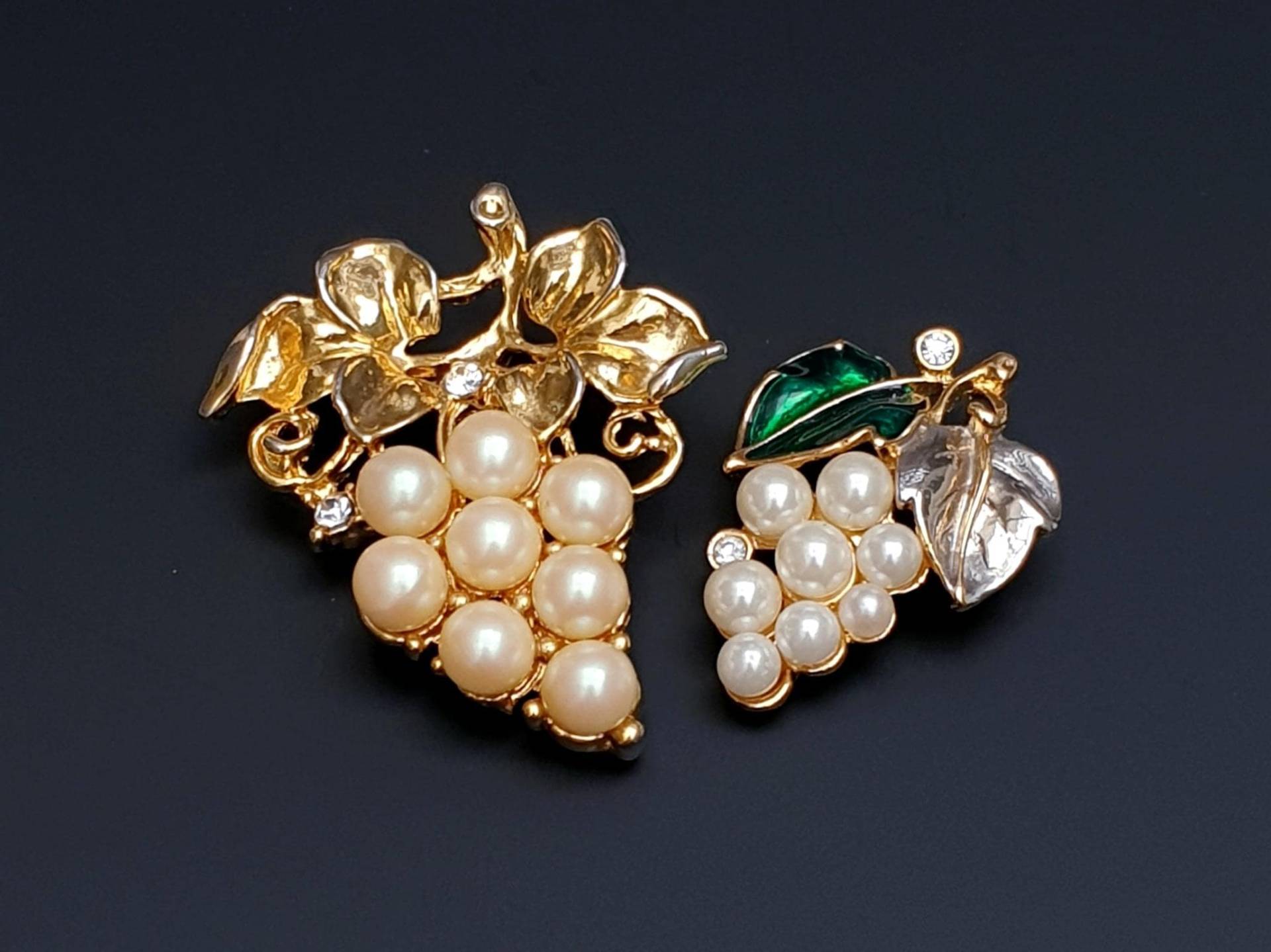 Vintage Broschen in Form Einer Weintraube Goldfarben Mit Kunstperlen, Emaille Und Klaren Strasssteinen. Schmuck Lot von BestAntiqueBoutique