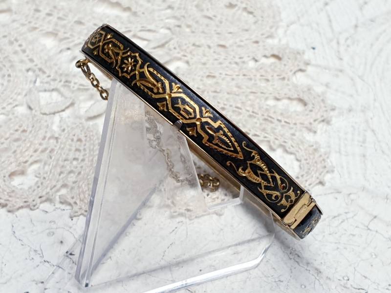 Vintage Damaszener Toledo Gold Inlay Armreif Klapp-Armband Mit Sicherheitskette von BestAntiqueBoutique