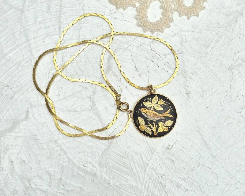 Vintage Damaszener Toledo Gold Inlay Runder Anhänger Mit Vergoldeter Flachgewebe-Lange Kettenhalskette von BestAntiqueBoutique