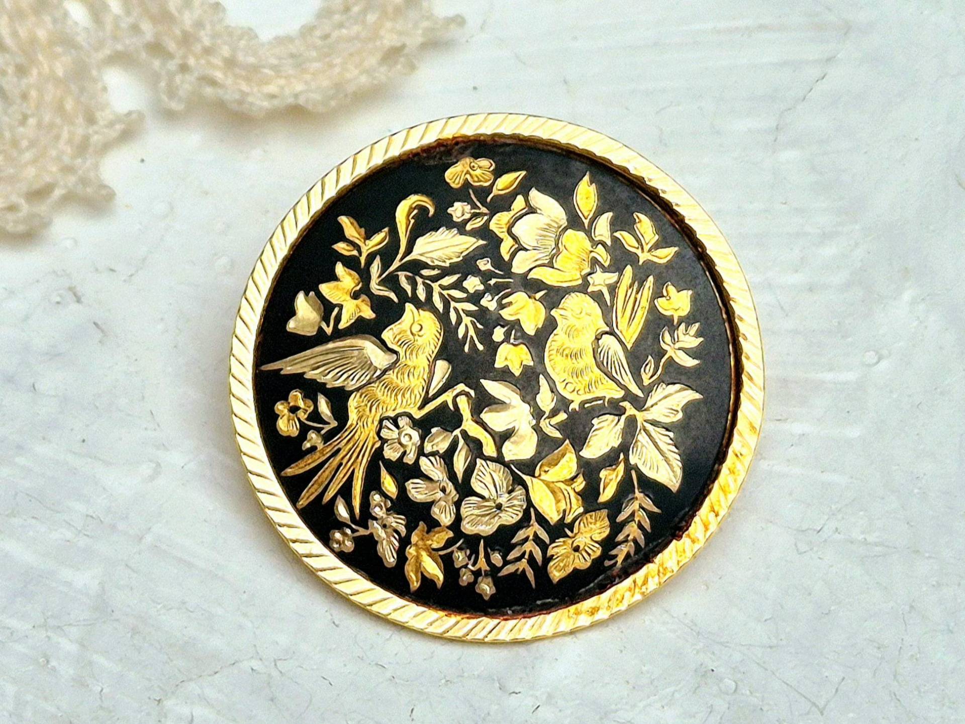 Vintage Damaszener Toledo Runde Brosche, Gold-Inlay von BestAntiqueBoutique