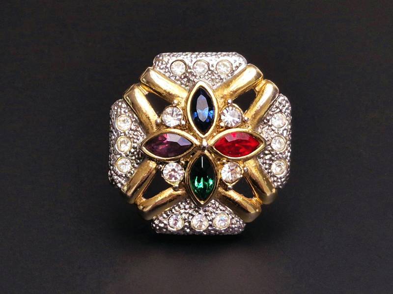 Vintage Jeweled Malteser Kreuz Brosche in Gold Mit Mehrfarbigen Navette Kristallsteinen Und Klaren Strasssteinen von BestAntiqueBoutique