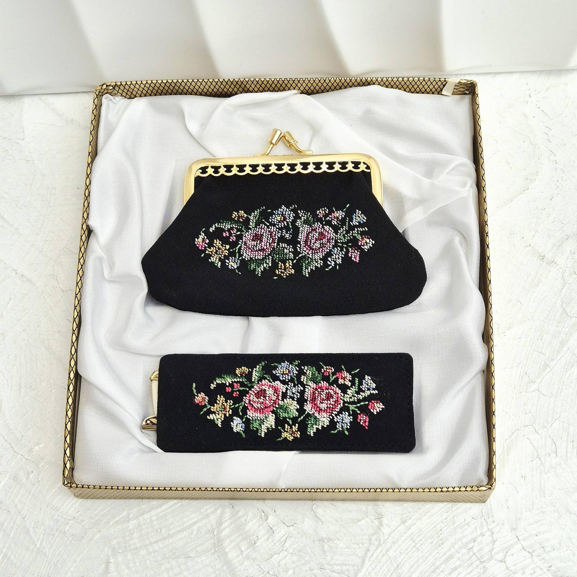 Vintage Micro Petit Point Geldbörse Und Etui Mit Klappkamm, Handbestickte Accessoires Set Originalbox von BestAntiqueBoutique