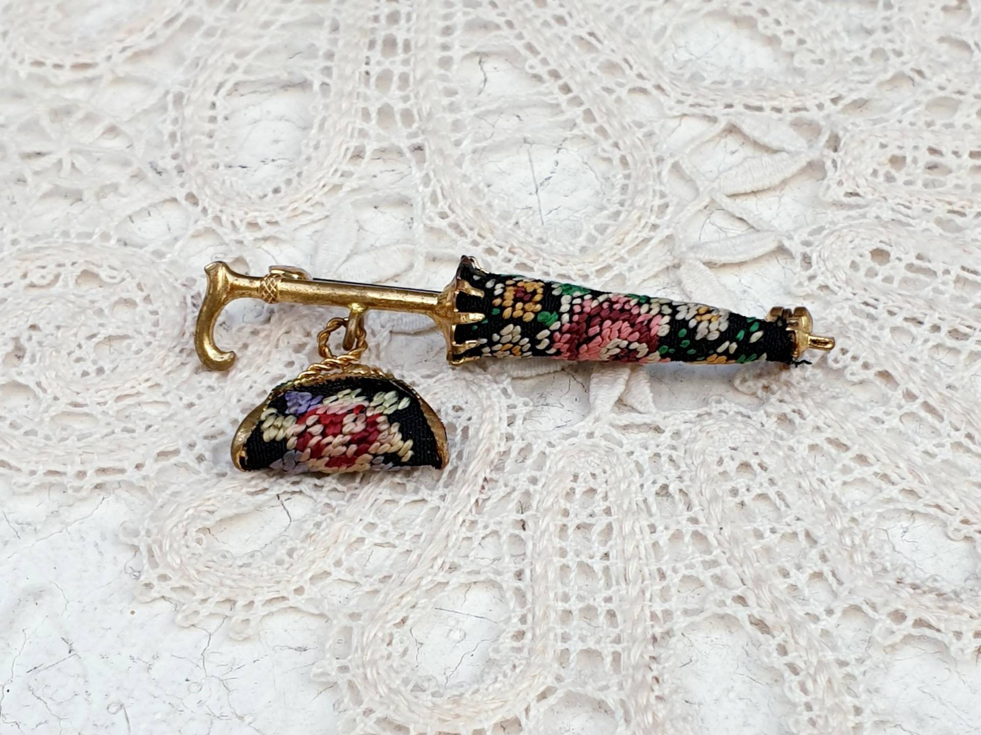 Vintage Petit Point Gestickte Regenschirm Brosche Mit Handtasche Anhänger von BestAntiqueBoutique