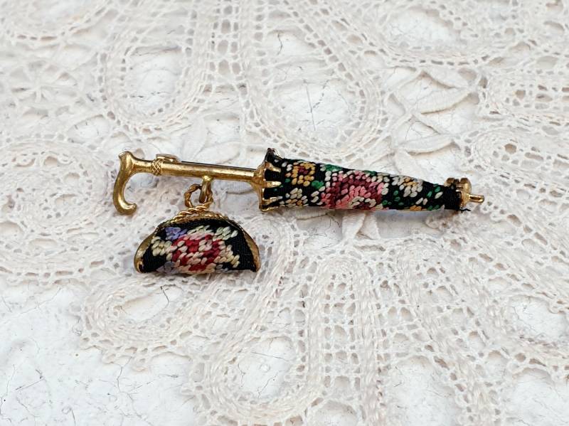 Vintage Petit Point Gestickte Regenschirm Brosche Mit Handtasche Anhänger von BestAntiqueBoutique