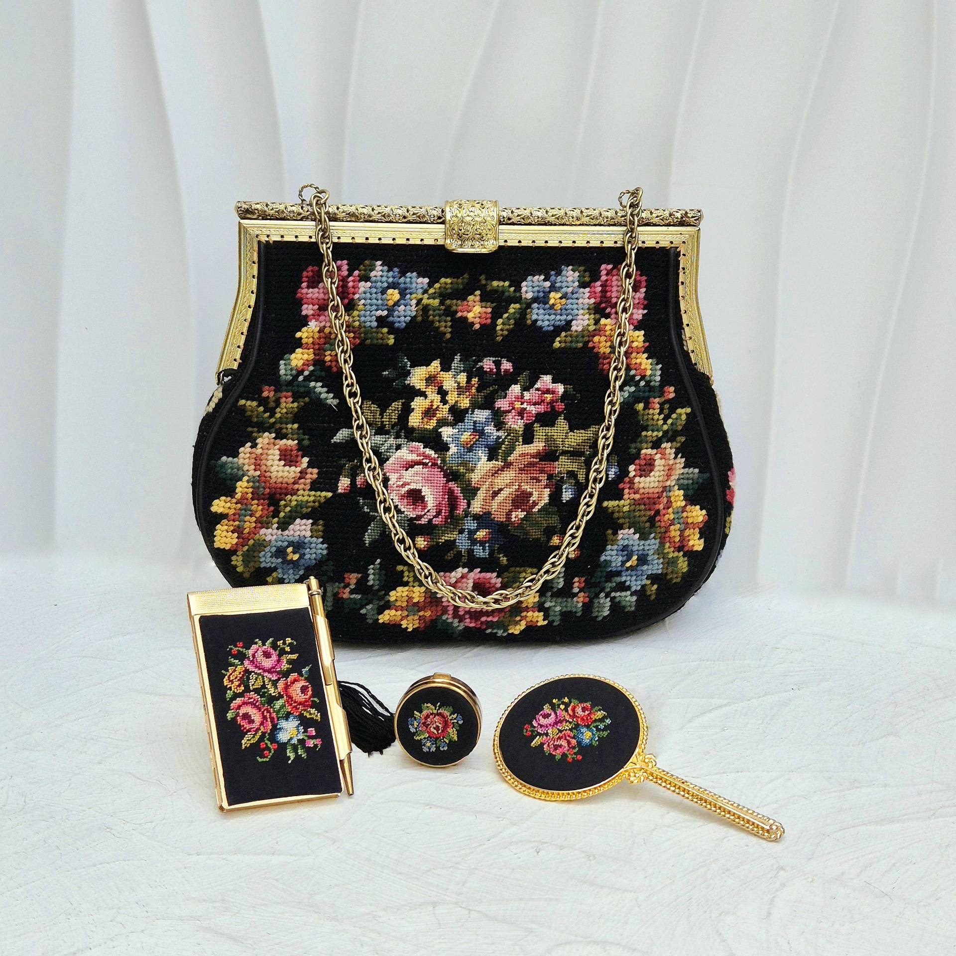 Vintage Petit Point Handtasche Mit Notizbuch, Spiegel Und Pillbox Accessoires Set von BestAntiqueBoutique