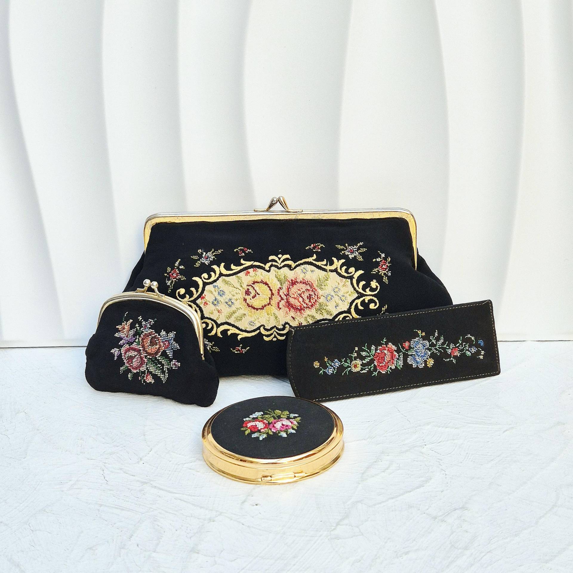 Vintage Petit Point Kosmetiktasche, Geldbörse, Kompaktpuder Und Etui Für Kamm Vier Stück Set. Gefertigt in Deutschland von BestAntiqueBoutique