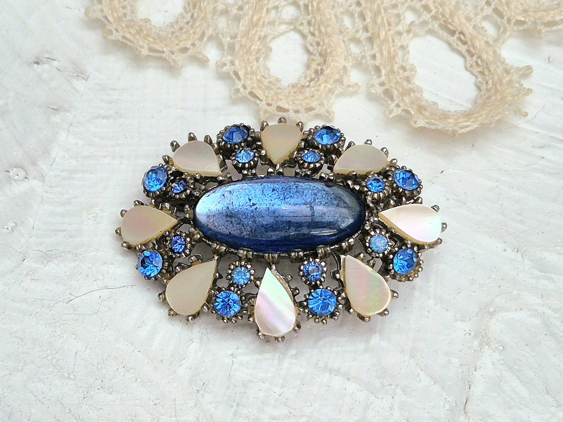 Wunderschöne Ovale Vintage Brosche Mit Perlmutt-Einsätzchen, Blauem Glas-Cabochon Und Blauen Strasssteinen von BestAntiqueBoutique
