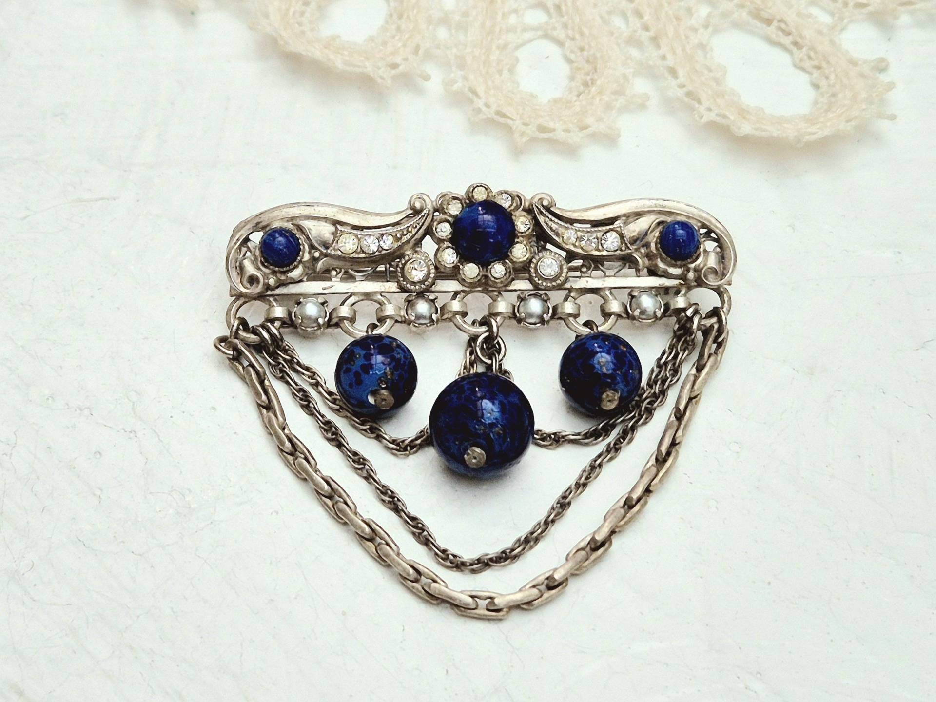 Vintage Chatelaine Brosche in Silber Ton Mit Faux Lapis Lazuli Cabochons, Anhänger Und Strasssteine von BestAntiqueBoutique