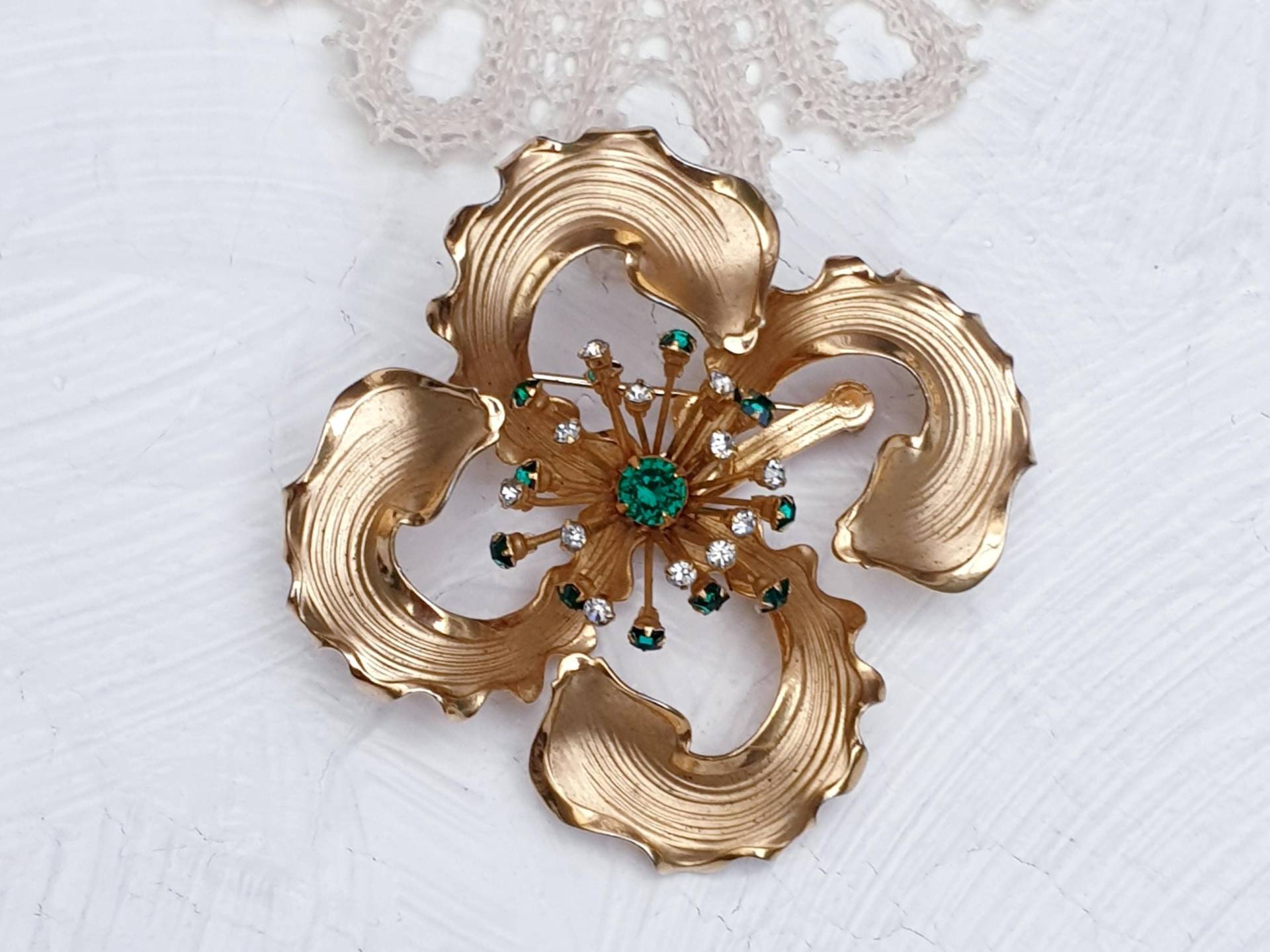 Wunderschöne Vintage Extra Große Blumenbrosche in Goldton Mit Smaragdgrün Und Klaren Strasssteinen von BestAntiqueBoutique