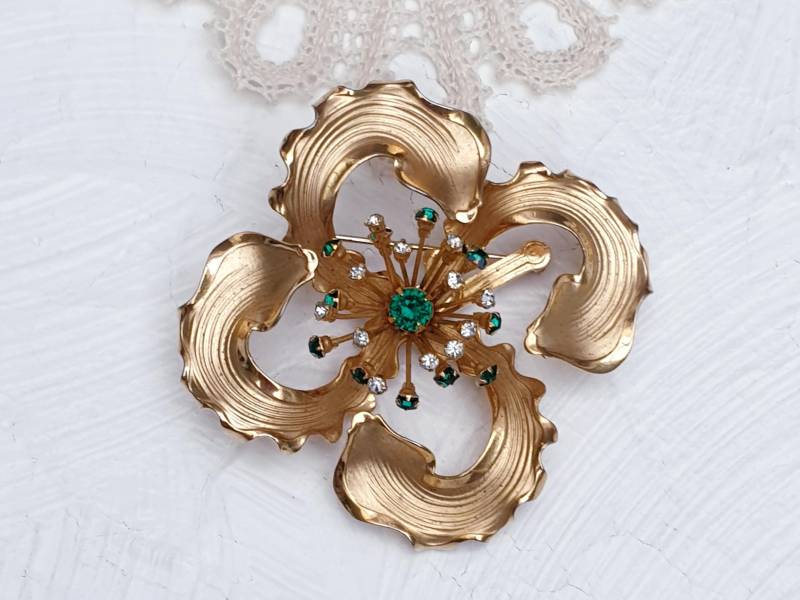 Wunderschöne Vintage Extra Große Blumenbrosche in Goldton Mit Smaragdgrün Und Klaren Strasssteinen von BestAntiqueBoutique