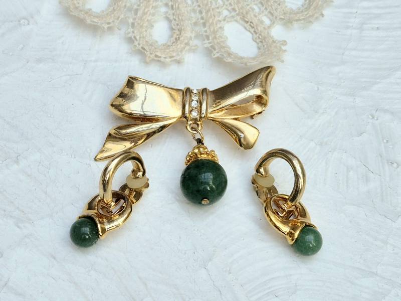 Wunderschöne Vintage Goldfarbene Schleifenbrosche Mit Runden Jade Anhänger Und Passenden Ohrclips. Schmuck-Set von BestAntiqueBoutique
