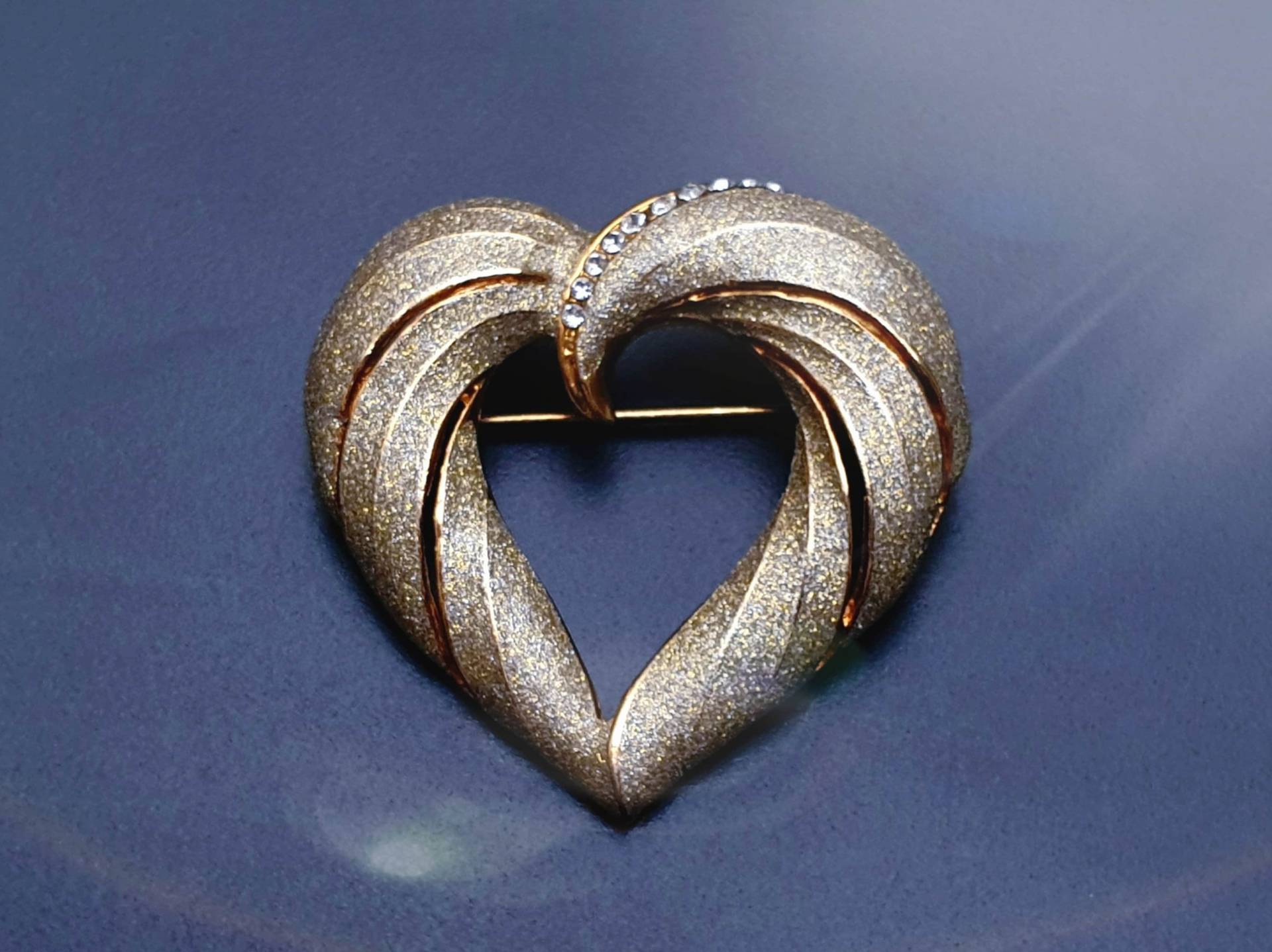 Wunderschöne Vintage Herz Brosche Aus Gold - Und Silberfarbenem Metall Mit Klaren Strasssteinen von BestAntiqueBoutique