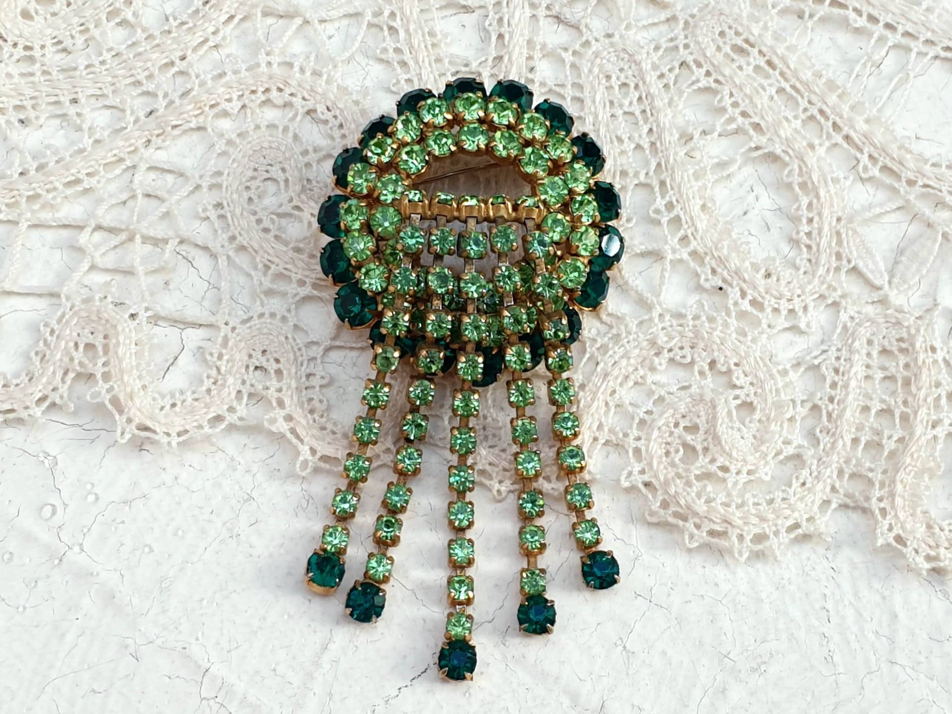 Wunderschöne Vintage Wasserfall Brosche in Gold Mit Hell Und Dunkel Grünen Strasssteinen von BestAntiqueBoutique
