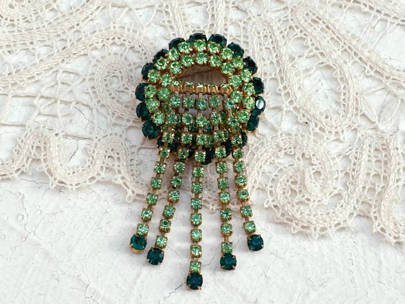 Wunderschöne Vintage Wasserfall Brosche in Gold Mit Hell Und Dunkel Grünen Strasssteinen von BestAntiqueBoutique