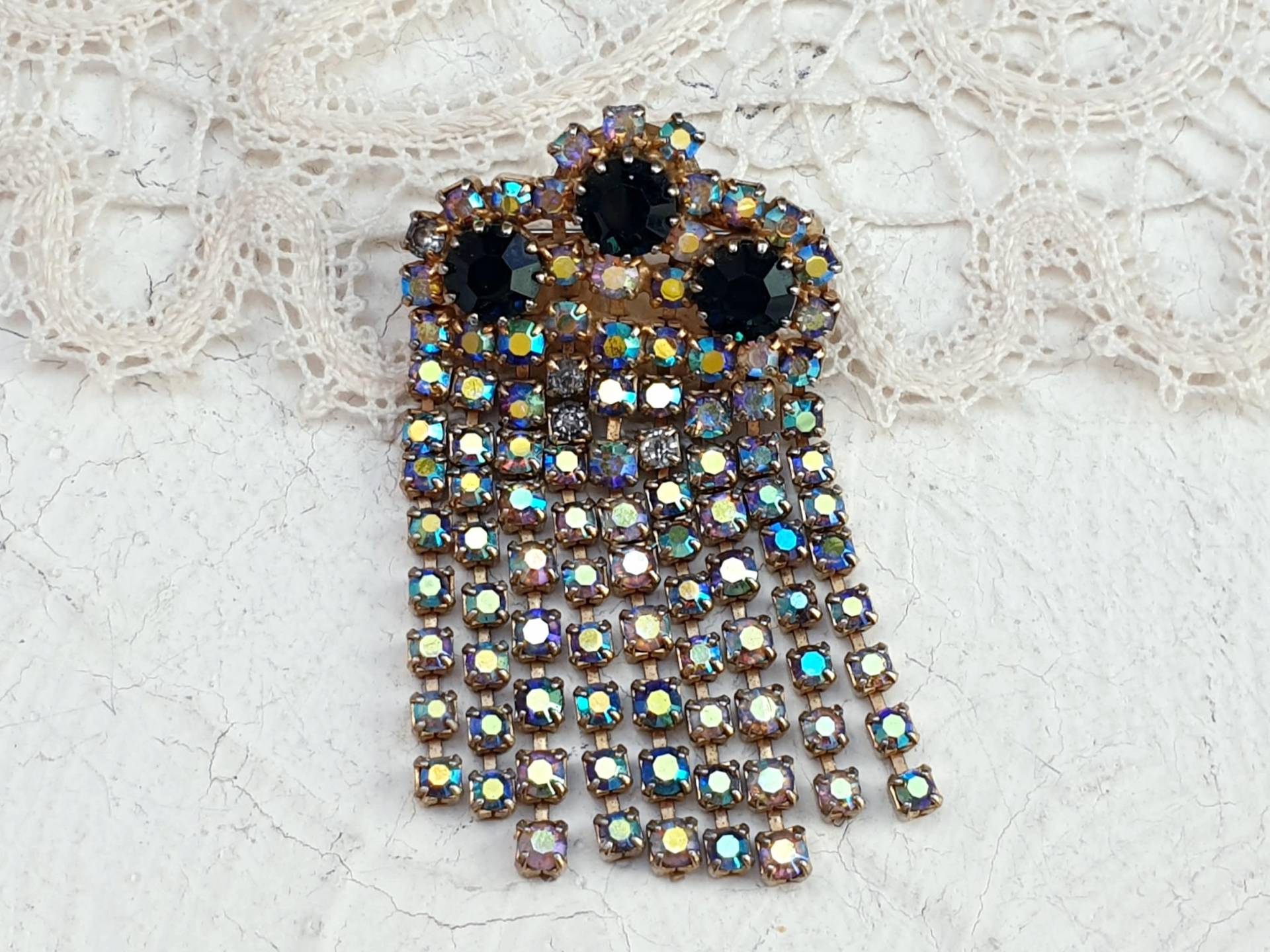 Wunderschöne Vintage Wasserfall Brosche in Gold Mit Schwarzem Jet Und Aurora Borealis Strass von BestAntiqueBoutique