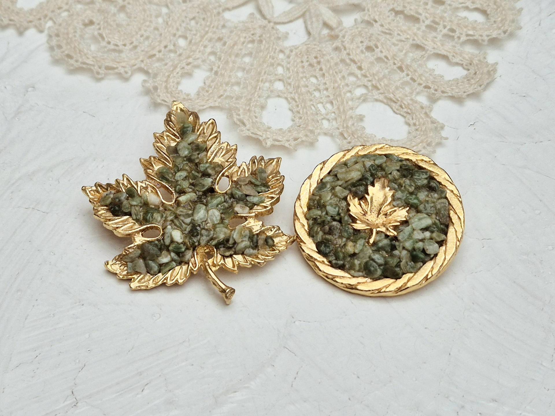 Zwei Vintage Ahornblätter Broschen Mit Jade Chips. Schmuck Lot von BestAntiqueBoutique