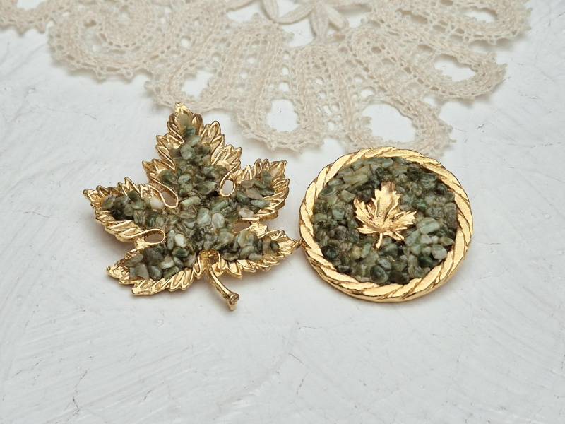 Zwei Vintage Ahornblätter Broschen Mit Jade Chips. Schmuck Lot von BestAntiqueBoutique