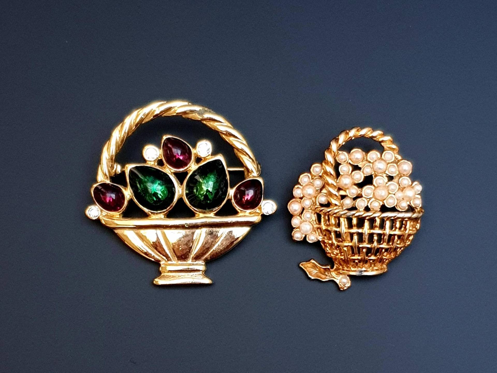 Zwei Vintage Blumenkorb Broschen. Entzückende Kleine Lot Von Blumen Broschen Mit Emaille, Strass Und Saatperlen von BestAntiqueBoutique
