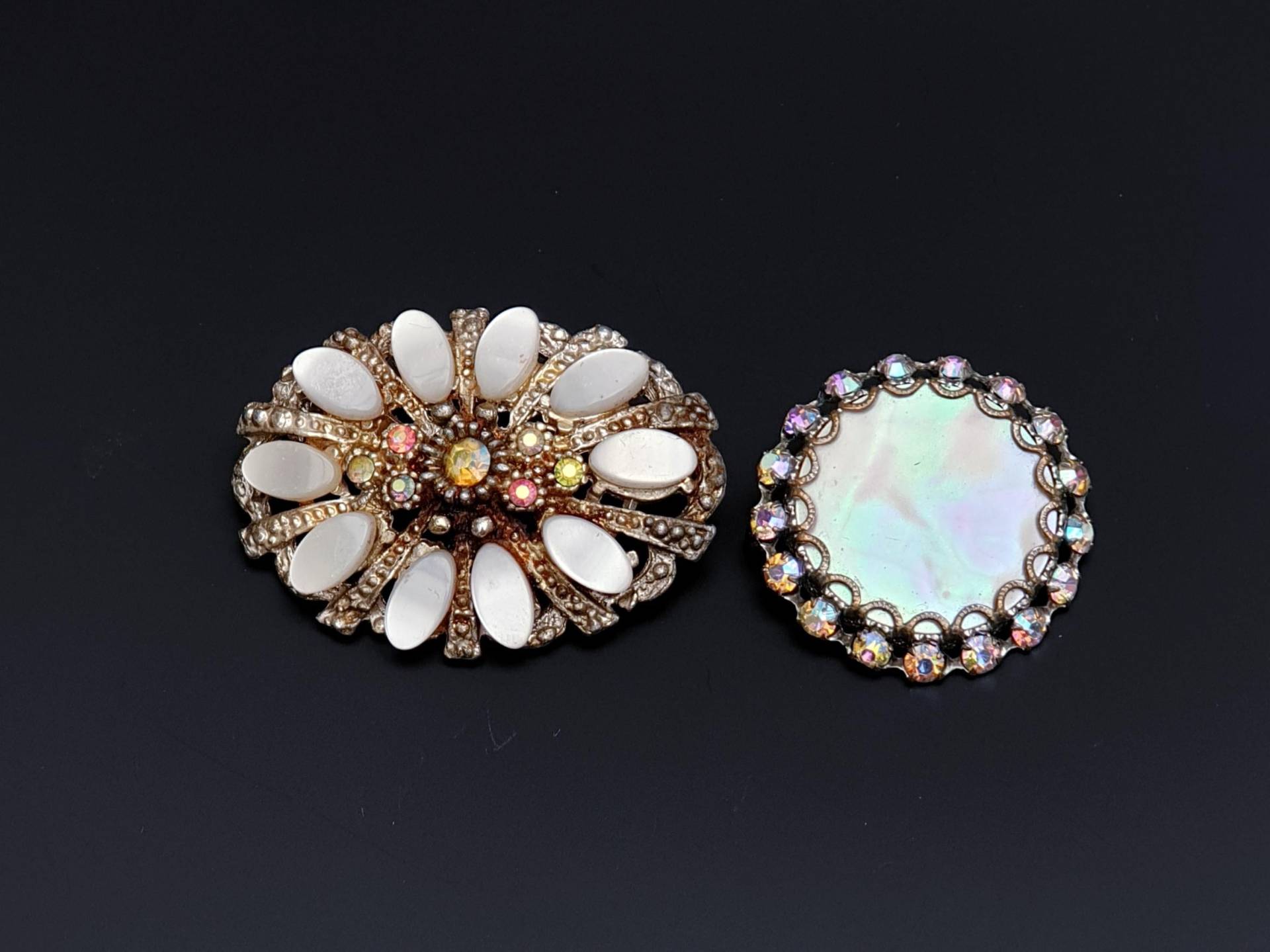 Zwei Vintage Broschen in Silber-Ton Mit Perlmutt Und Ab Strasssteinen. Kleines Schmuck Lot von BestAntiqueBoutique