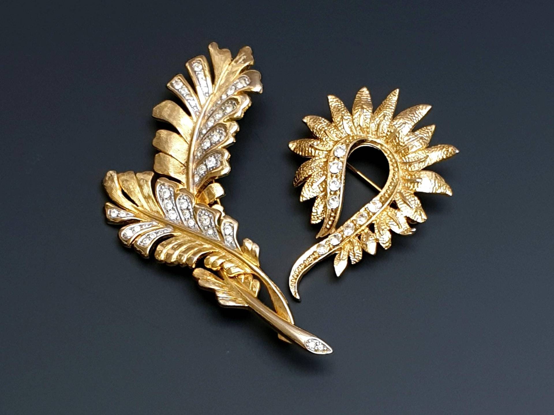 Zwei Vintage Federbroschen in Goldton Mit Klaren Strasssteinen. Schmuck Lot von BestAntiqueBoutique