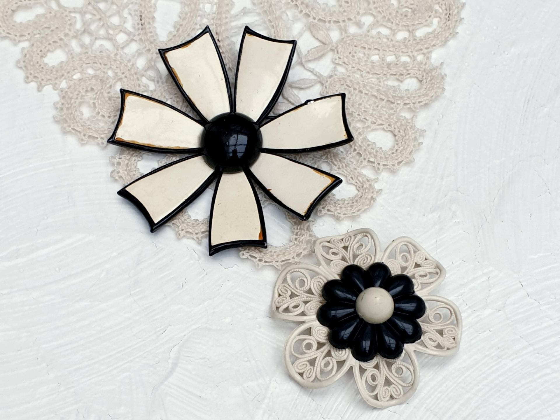Zwei Vintage Große Blumen Broschen in Ecru Und Schwarz. Durchbrochen, Emaille. 1960Er Jahre Schmuck Konvolut von BestAntiqueBoutique