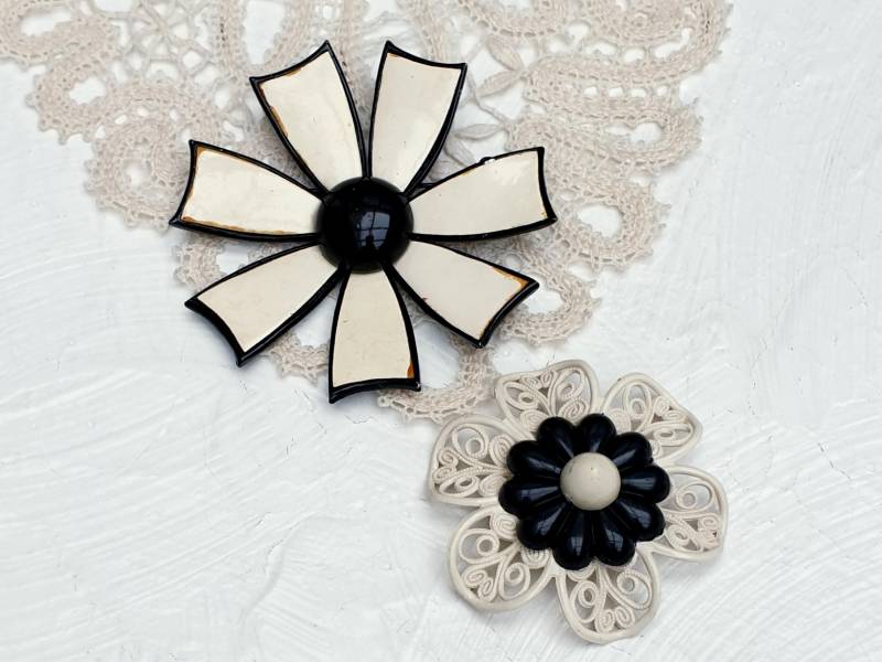 Zwei Vintage Große Blumen Broschen in Ecru Und Schwarz. Durchbrochen, Emaille. 1960Er Jahre Schmuck Konvolut von BestAntiqueBoutique